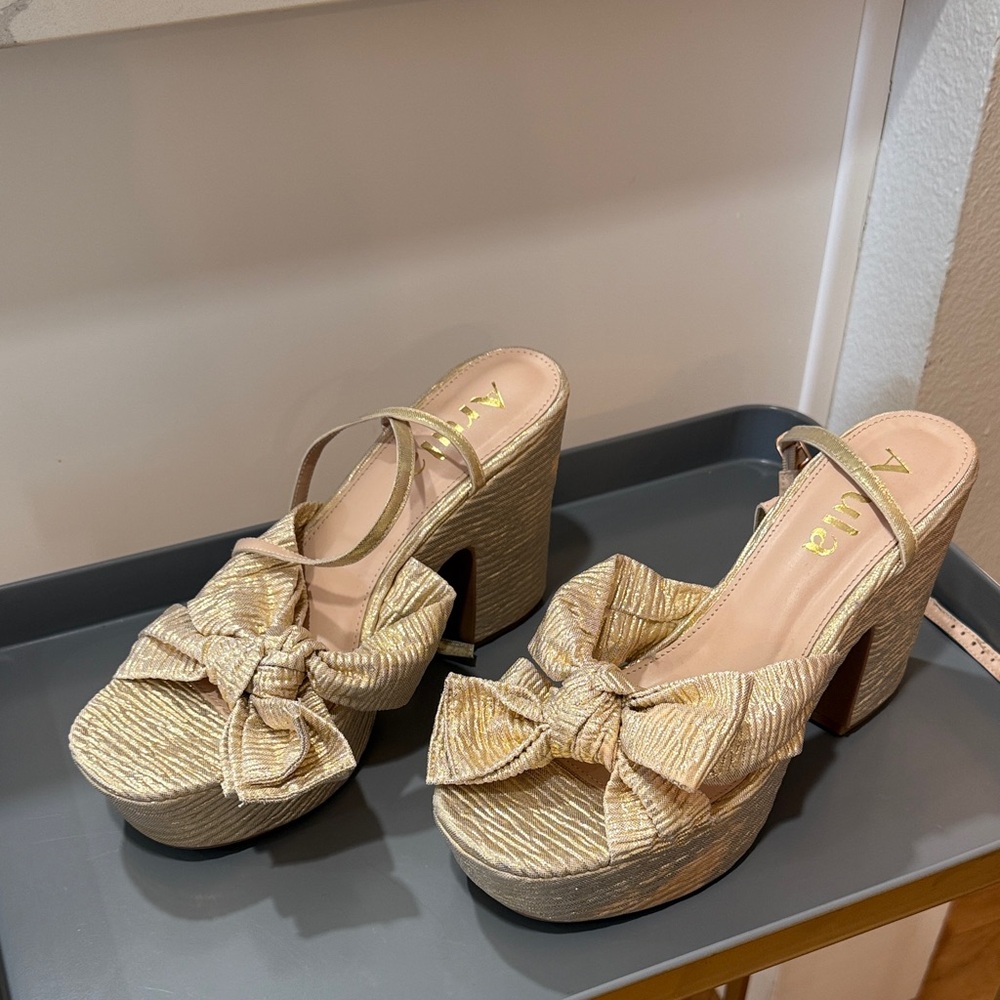 ARULA Gold Platform Sandals with Bow